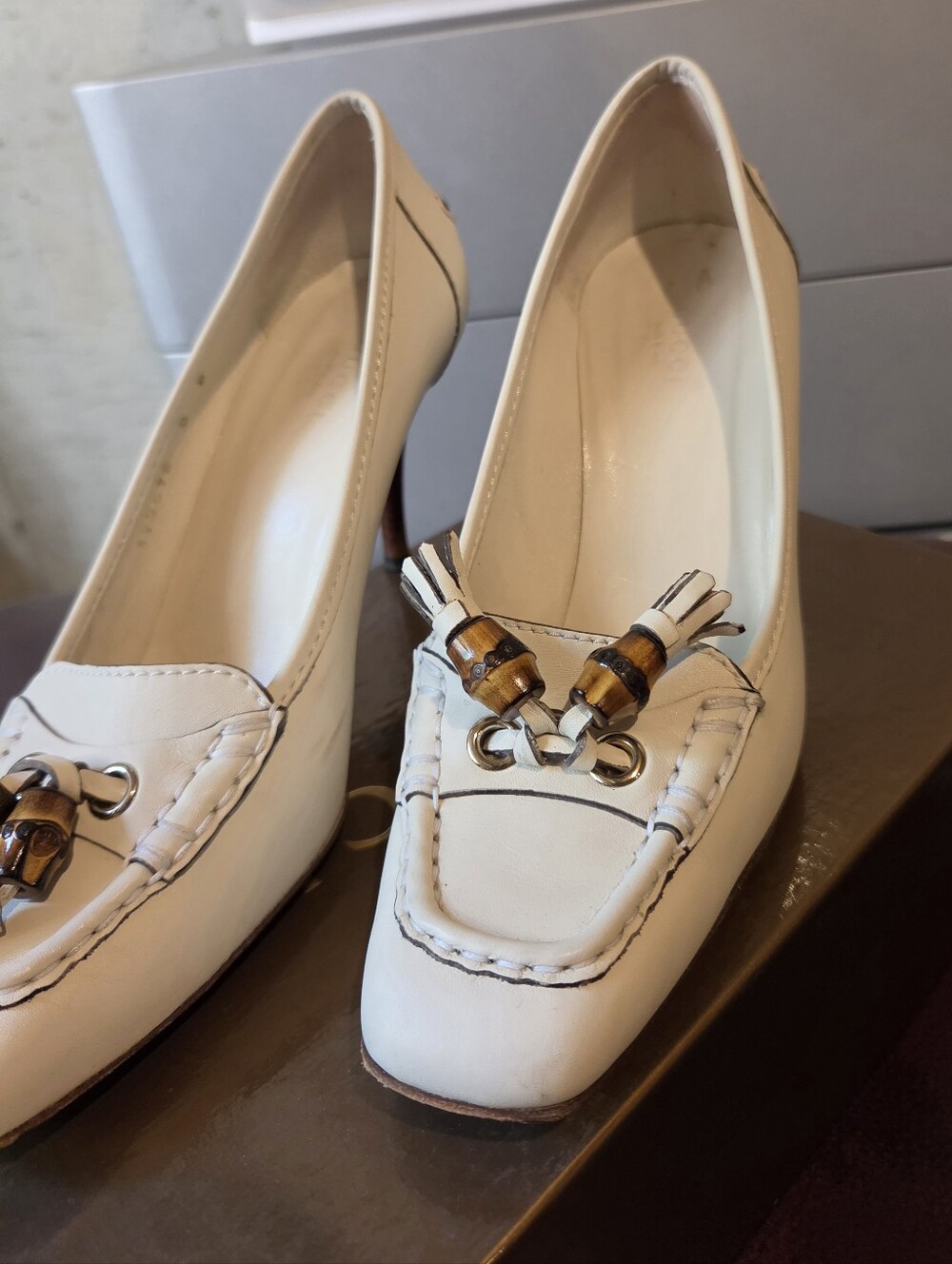 GUCCI Cream Leather Bamboo Tassel Pumps Wooden Heel Shoes Size 8 B Italy - Picture 6 of 15